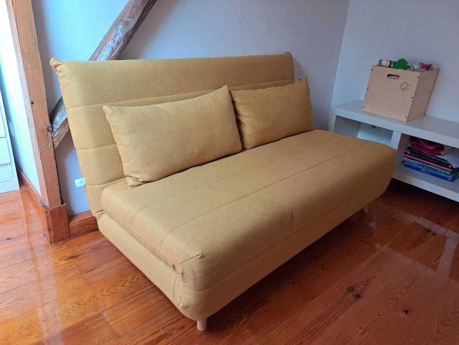 Sofa cama clic-clac de 2 lugares amarelo-mostarda. De Maison du Monde