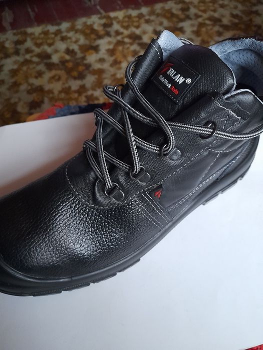 Рабочие ботинки .