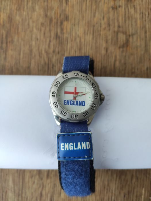 Продаются наручные электронные часы.