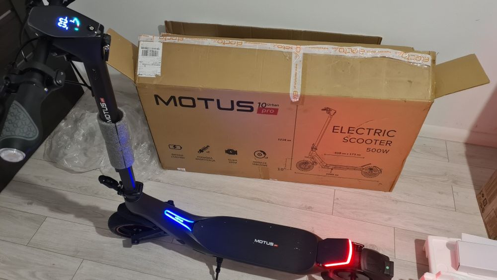 Trottinette électrique Motus PRO 10 - 810 W, 48 V, 18 Ah, 70 Km D 45 Km H