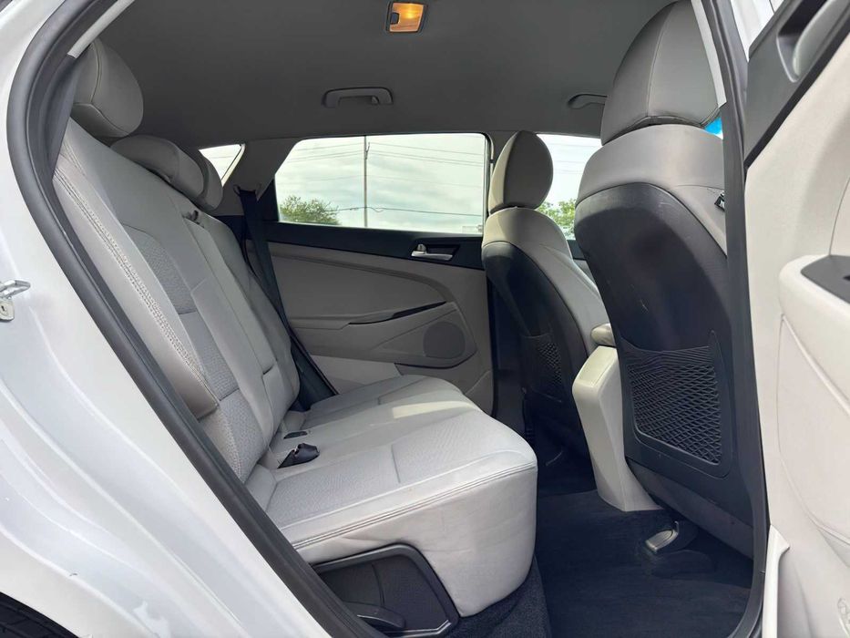 Hyundai Tucson SE      2019