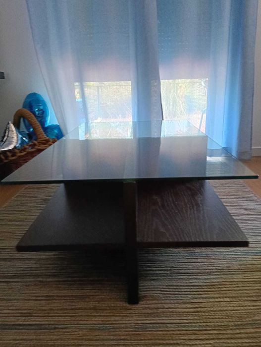 Mesa de centro com vidro muito resistente