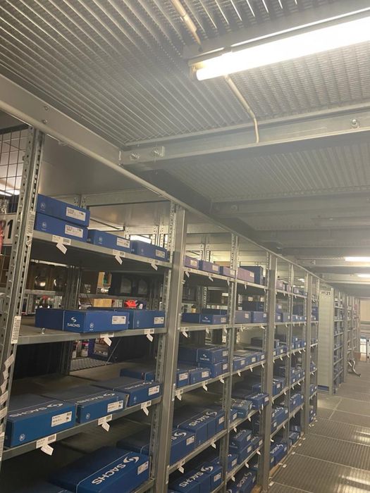 Regały półkowe Schäfer system R 3000 240 mb. w czterech rzędach regały magazynowe