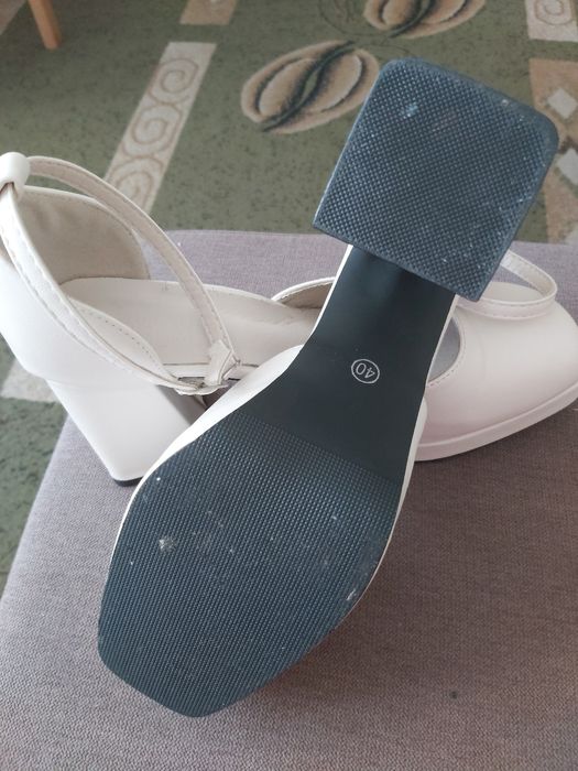 Buty na szerokim obcasie