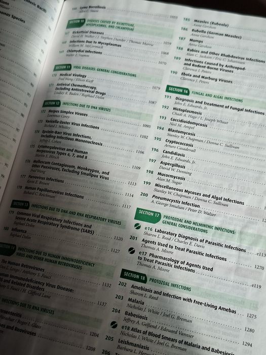 Grande livro de medicina interna. Em inglês