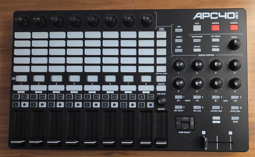 AKAI APC 40 Mk2 com Decksaver - midi controller