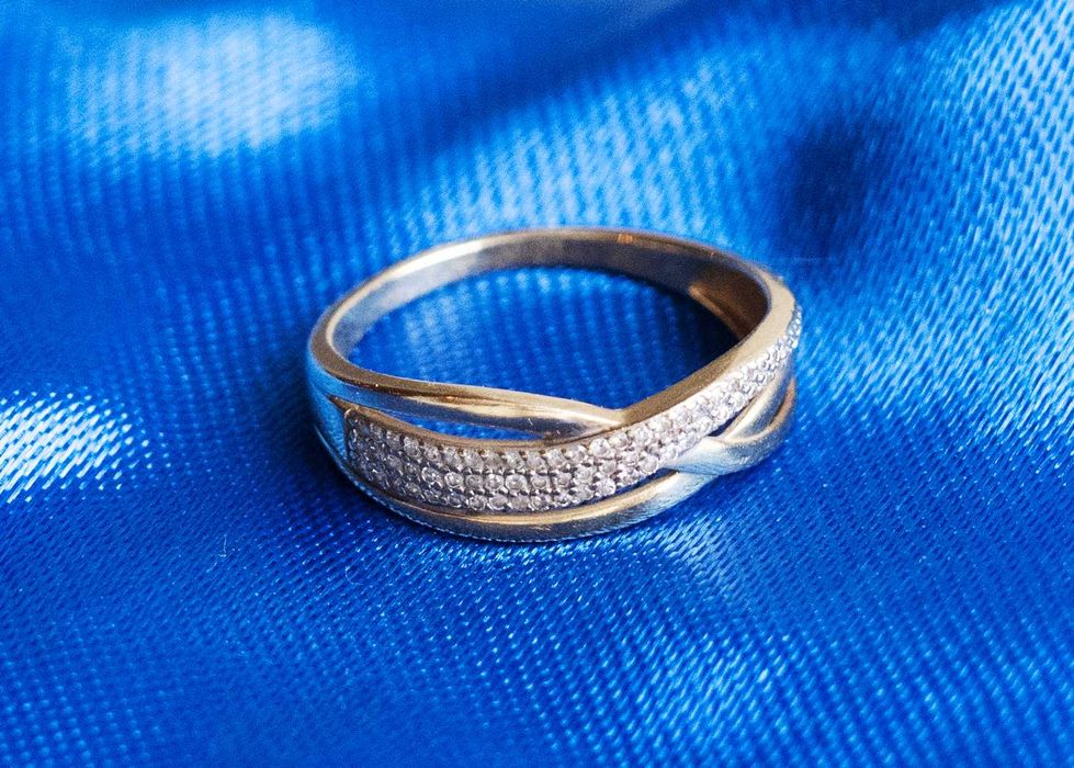 Pierścionek Apart z żółtego złota z diamentami 0,13 ct rozmiar 13