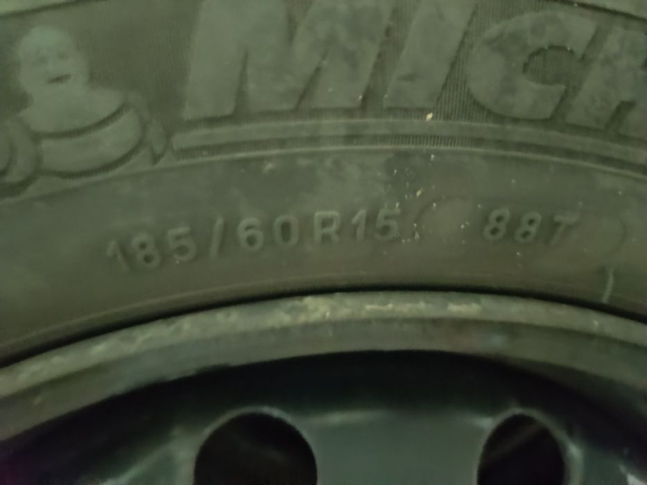 Koła stalowe  oryginalnymi kołpakami