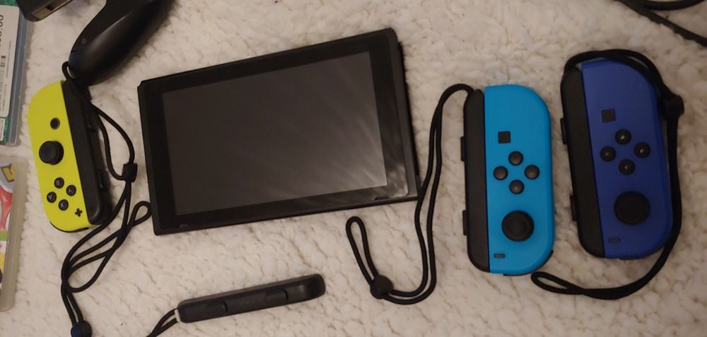 Nintendo switch z kartą pamięci i grami