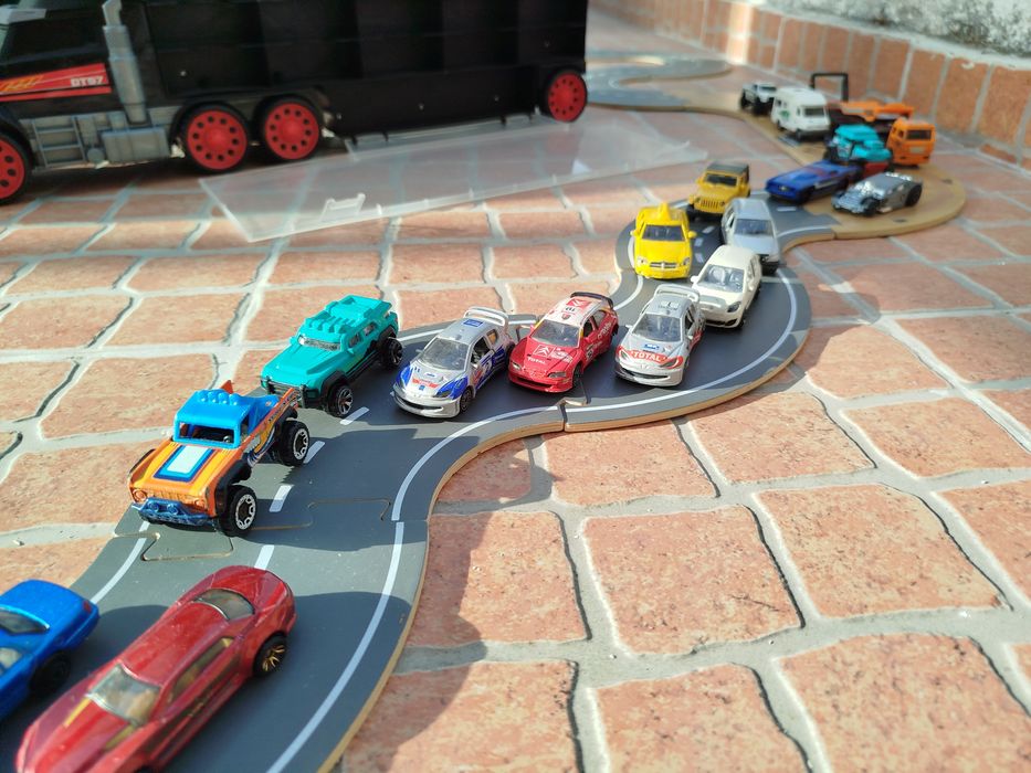 Diversos carros Hotweels