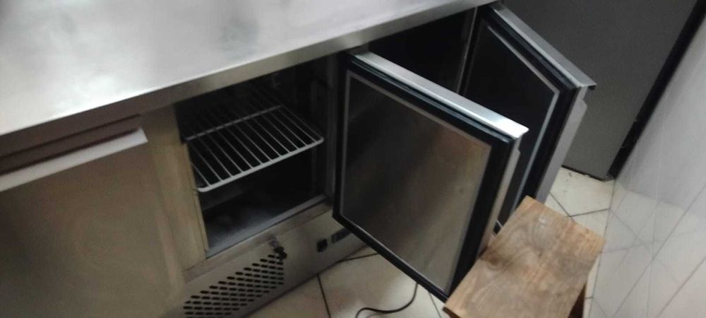 Profesjonalny stół chłodniczy gastronomiczny 3-drzwiowy