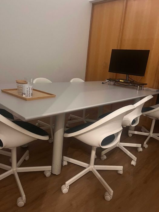 mesa de reuniões e cadeiras