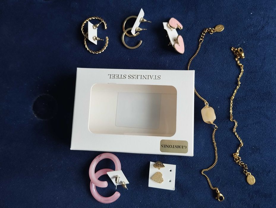 Zestaw podwójna bransoletka+5 par kolczyków.