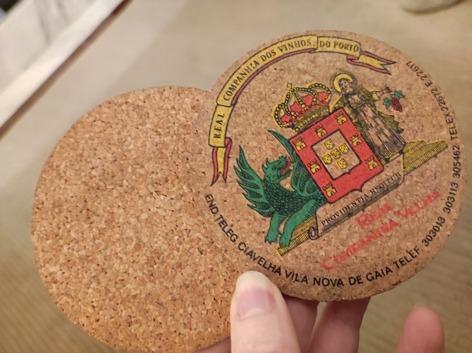 Duas bases para copos antigas