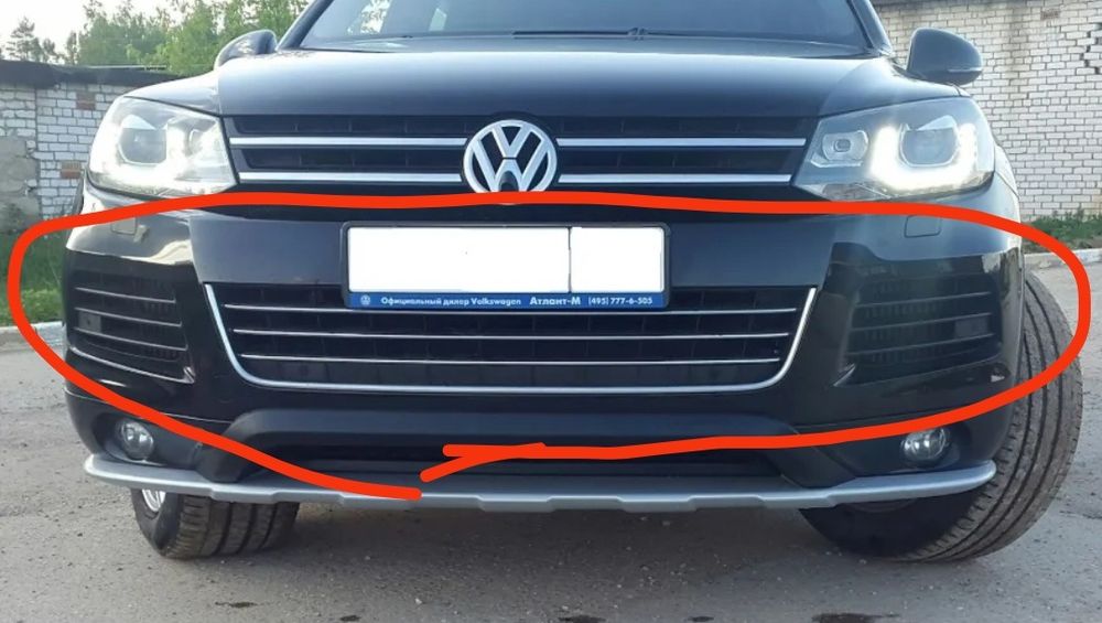 Решітка решетка бампера VW Touareg 2010-2014