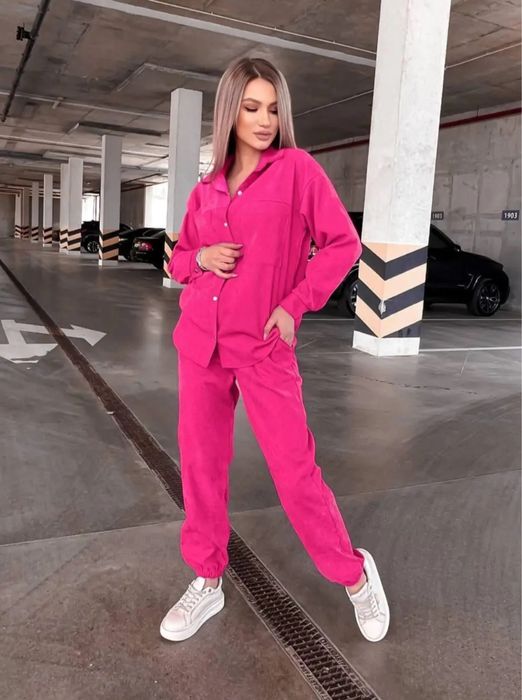 Малиновий вельветовий костюм