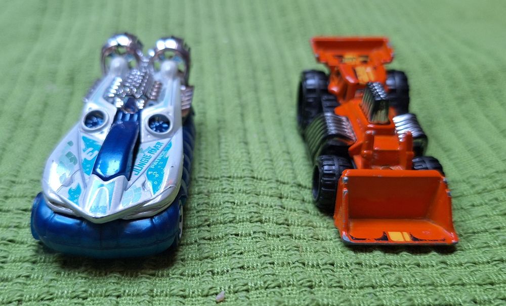 Zestaw samochodzików Hot Wheels: poduszkowiec i  buldożer