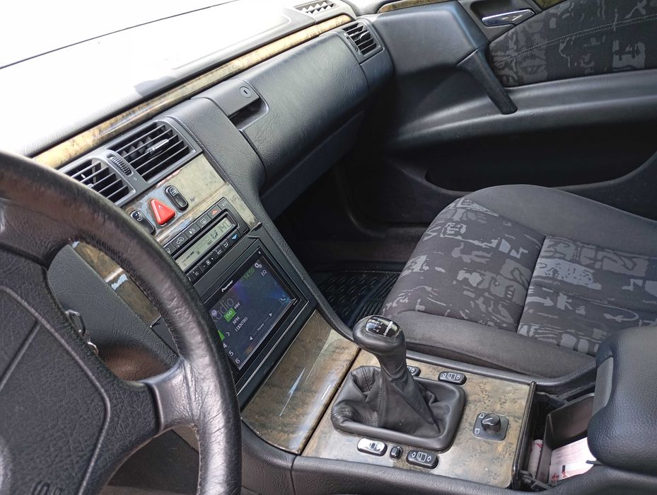 Mercedes-Benz Classe E 290 — fotografia 8