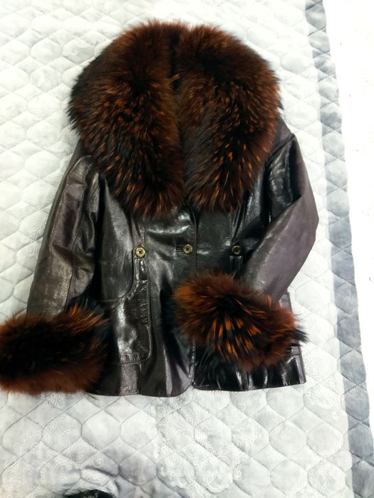 Стильна шкіряна жіноча курточка