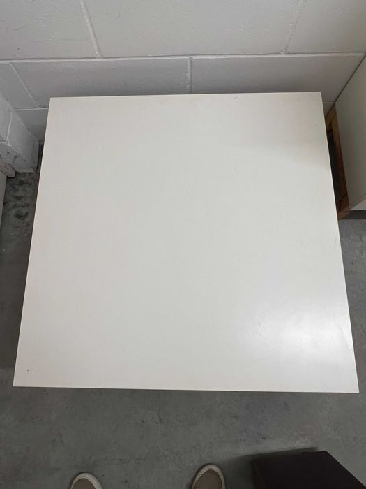 Mesa de Apoio / Centro Branco Minimalista + Estrutura de Metal