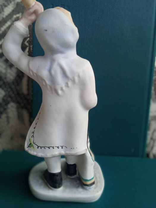 Статуэтка фарфоровая- бесквит .Девочка с рогом.