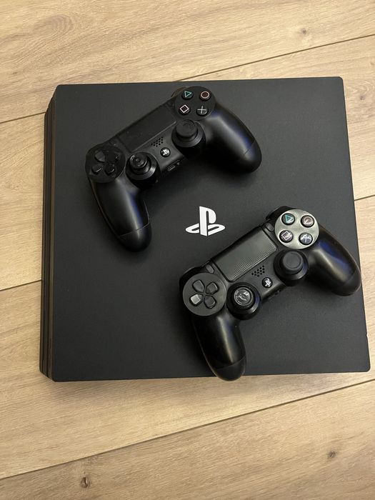 Konsola PS4 Pro + 2 Pady