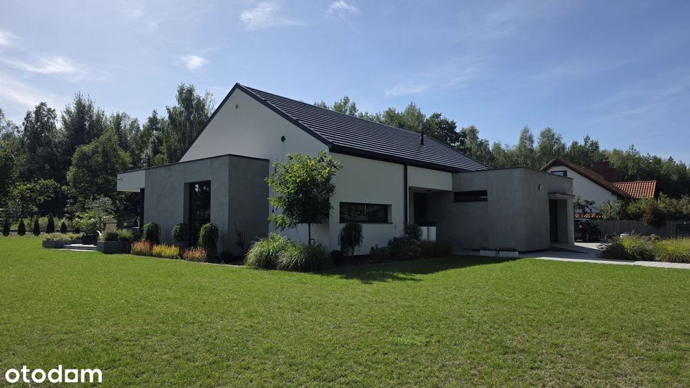 Nowoczesny dom parterowy 140 m² na dużej działce w otoczeniu lasu