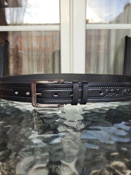 Czarny męski skórzany pasek z wytłoczeniem 125 cm