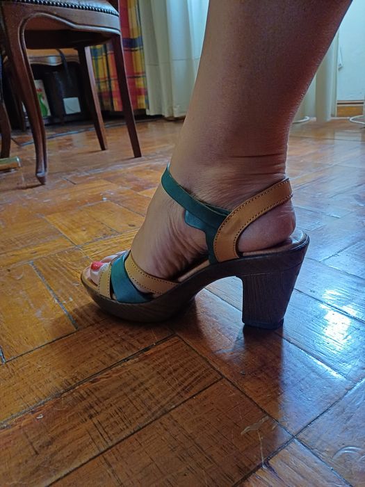 Sandália compensada pele, numero 38,mulher