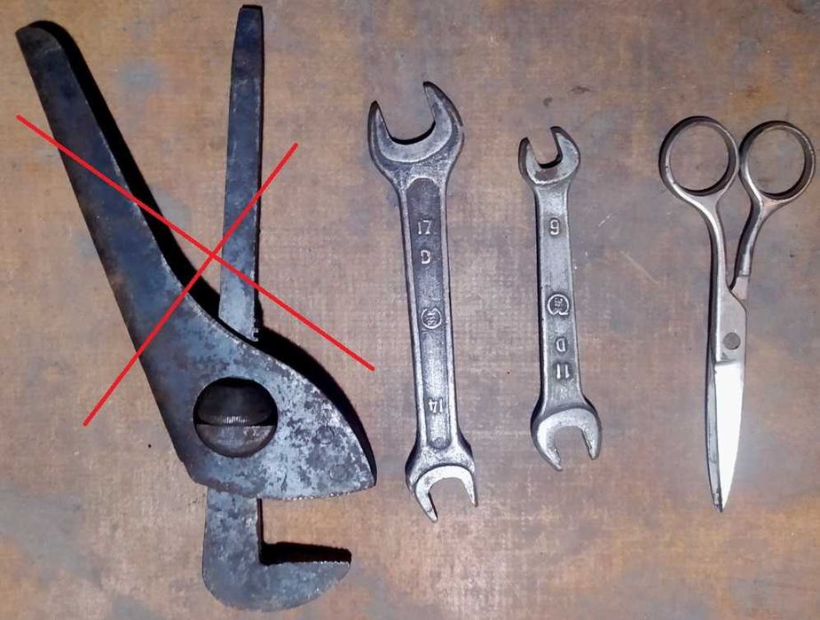 Рожкові ключі, ножовка, паяльник.