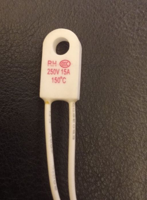 Термозапобіжник  T150C 15A 250V RH