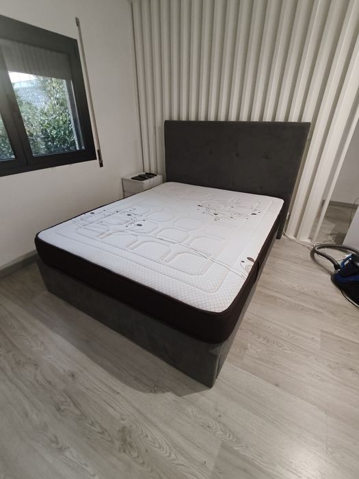 Cama com cabeceira cinza