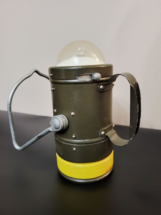 Wojskowa bunkrowa lampa Pertrix 675 z 1962 roku