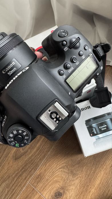 canon 6d mark ii з обʼєктивом 50 mm 1.8