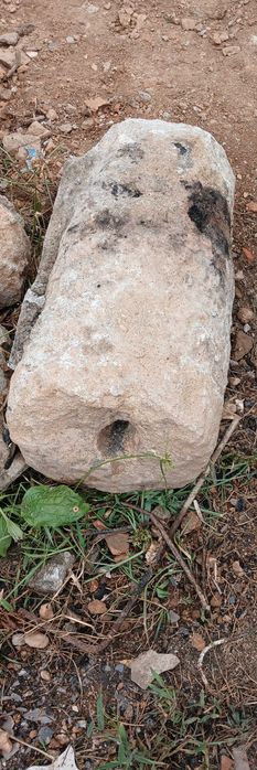 Tanque de pedra e algumas pedras para decoração de jardim