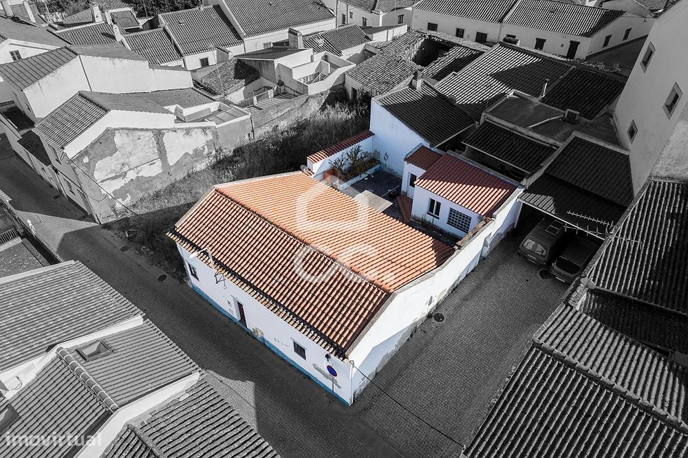 Moradia Térrea T3 de Gaveto com Quintal no Centro do Torrão