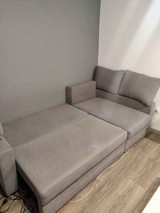 Rozkładana kanapa rogówka szara z poduszkami i schowkami