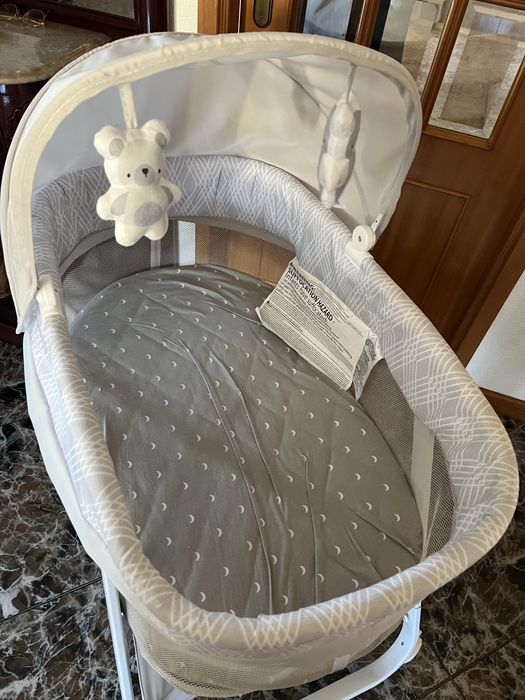 Berço Lullanight marca Ingenuity com colchão