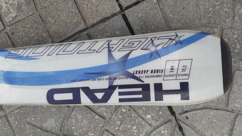 Conjunto de skis, botas e bastoes de ski