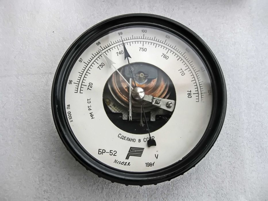 Барометр-анероид школьный БР-52. Бакелитовый корпус 1981 год СССР.
