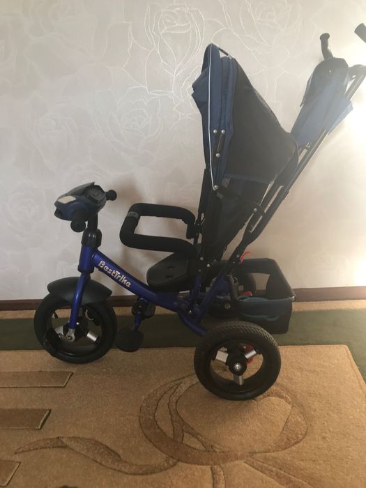 Дитячий велосипед синього кольору