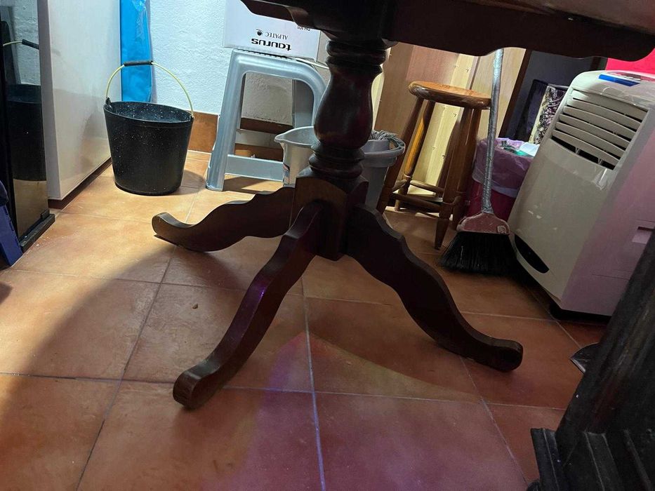 Mesa de jantar em madeira
