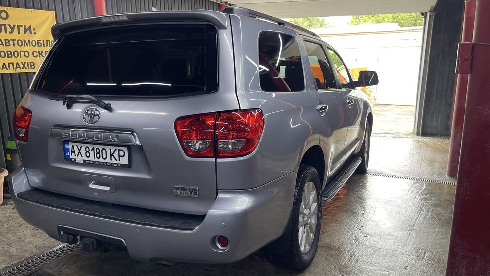 Toyota Sequoia 2012 год