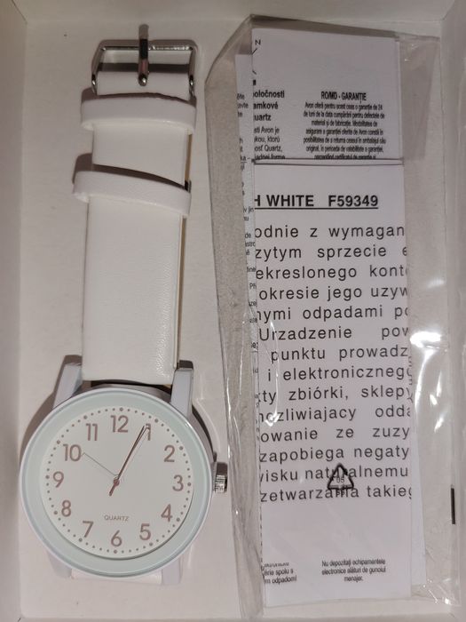 Годинник Avon білий.