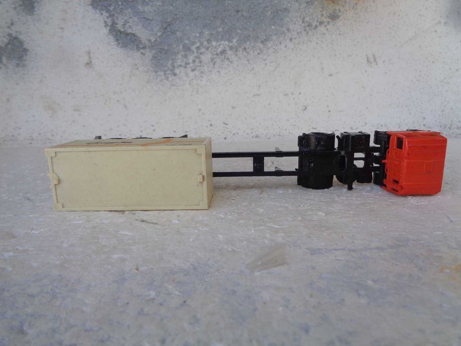 1:87 EFSI Camião DAF com contentor
