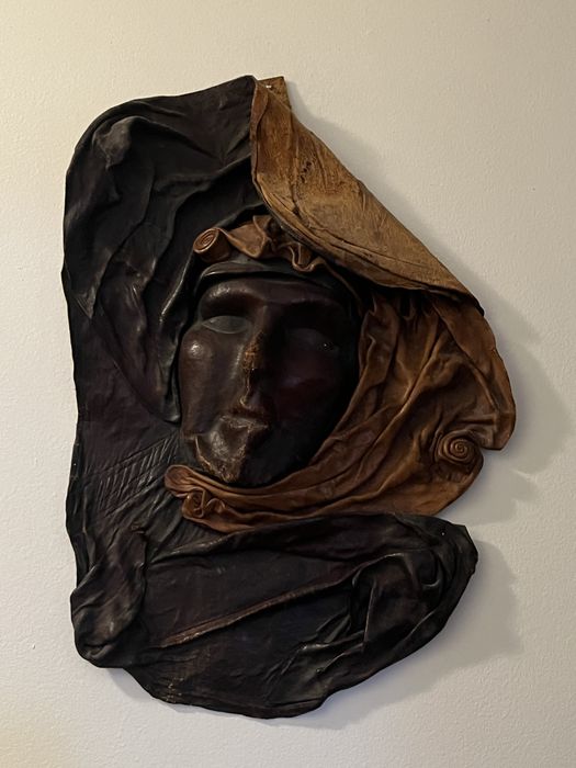 Máscara decorativa para pendurar na parede. Feita à mão.