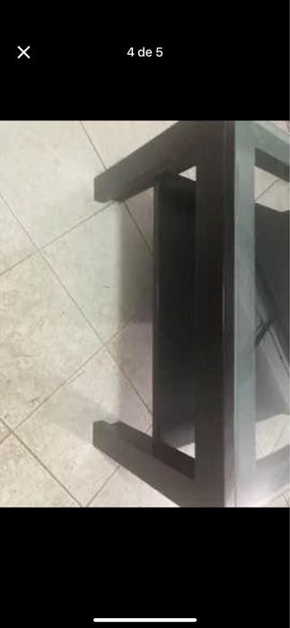 Mesa de centro com tampo em vidro