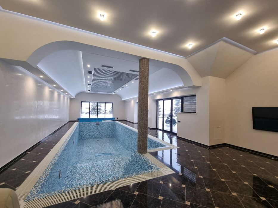 Лісники, статусний будинок в містечку, басейн, автономність