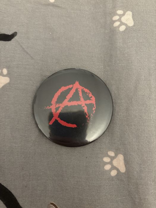 Przypinka czarno-czerwona anarchia