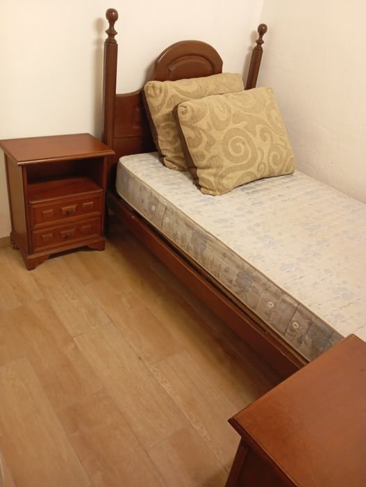 Cama de solteiro com colchão e mesinhas de cabeceira